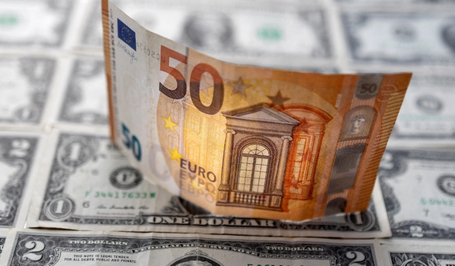 Dolar ve Euro'da rekor üstüne rekor