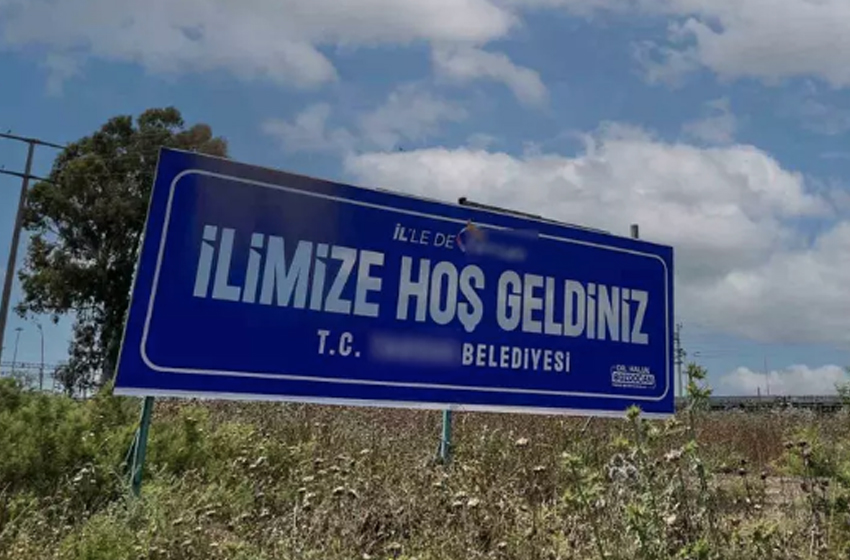 O ilçede dikkat çeken tabela! 'İlimize hoş geldiniz' yazısı asıldı