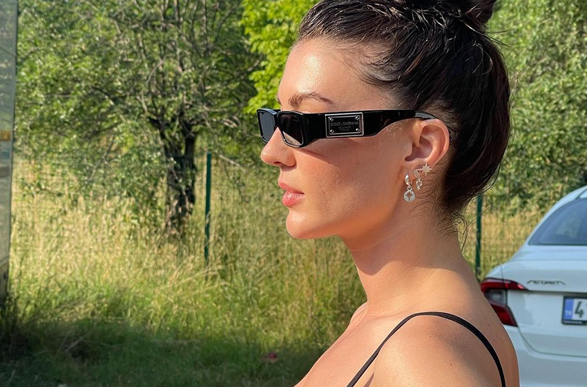 Burcu Özberk'in tatil pozlarına olay yorum