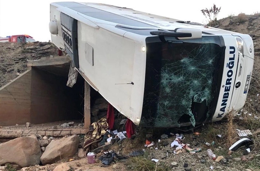 Erzurum'da otobüs devrildi: 3 ölü, 23 yaralı