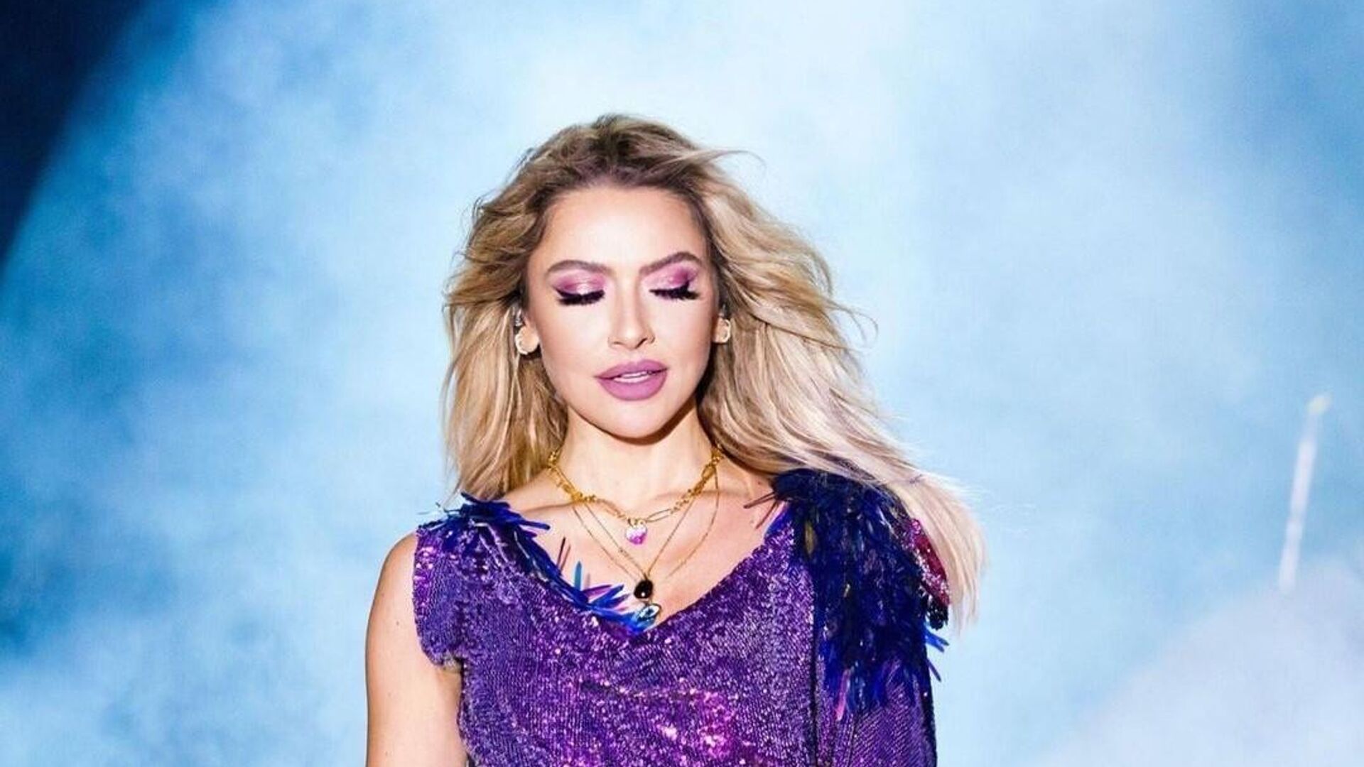 Hadise’den dava sonrası göndermeli poz!