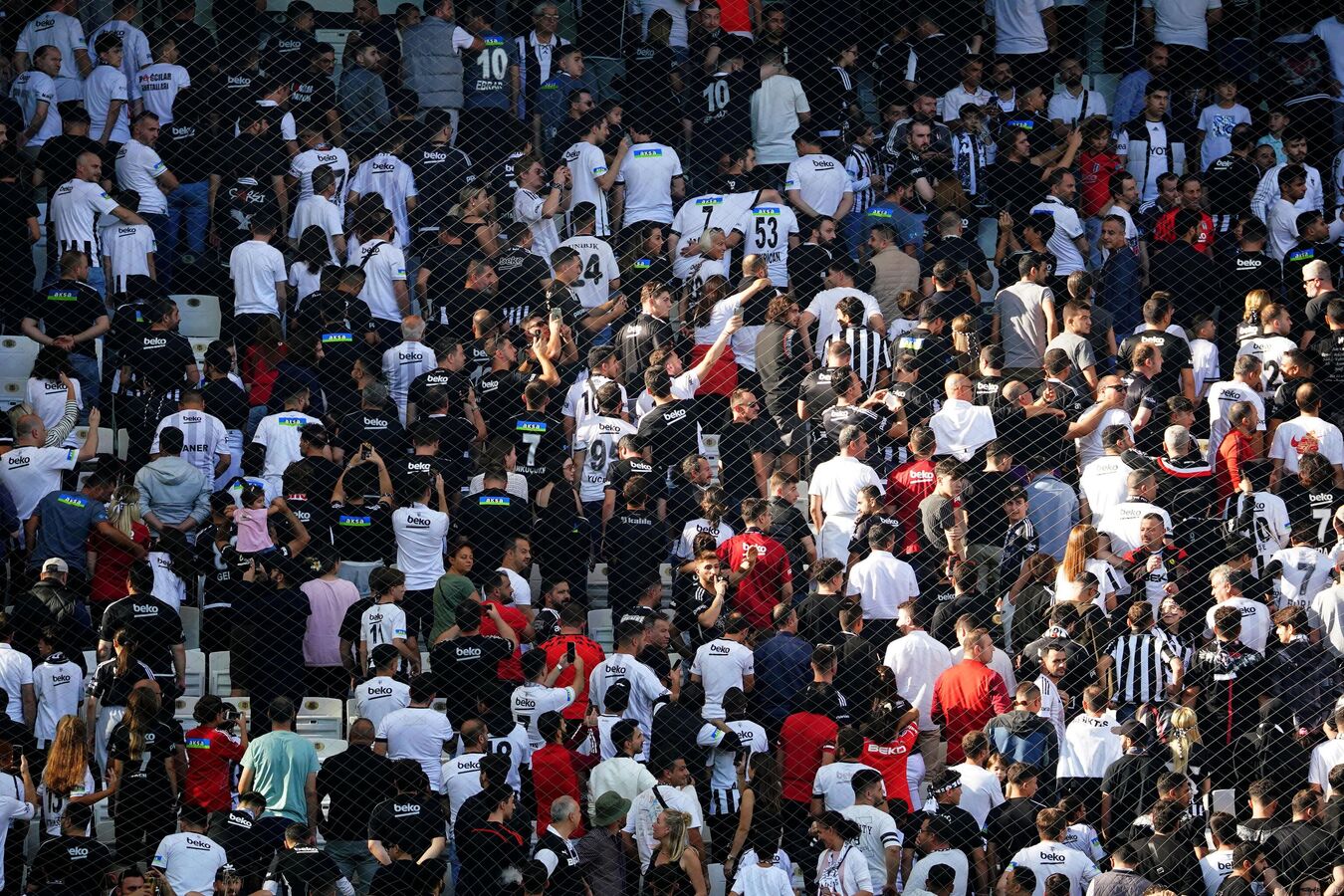 Beşiktaş taraftarı sahaya sırtını döndü