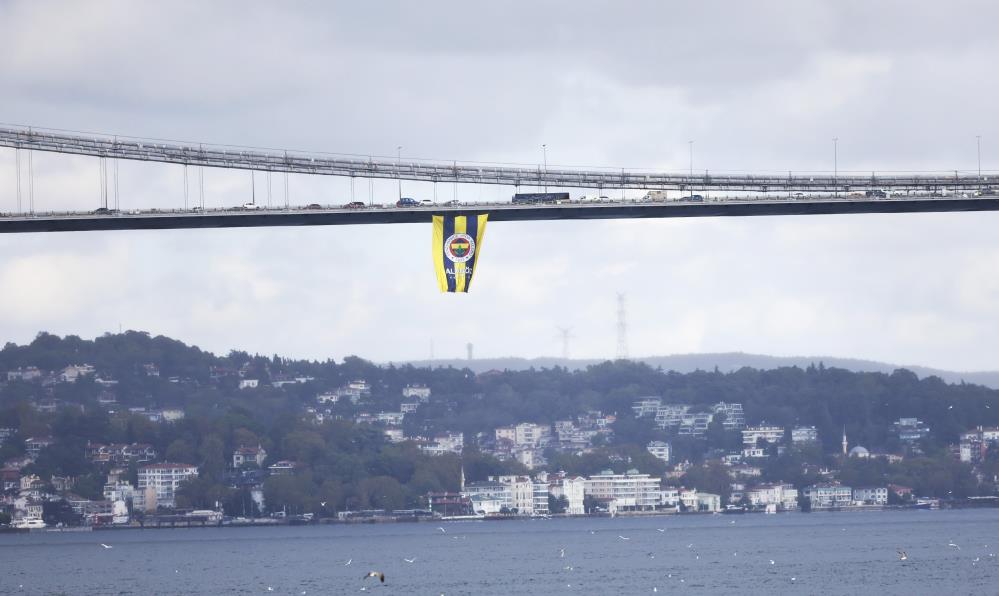 Köprülere dev Fenerbahçe bayrakları asıldı