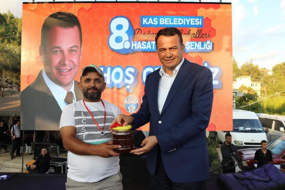 2 dakikada 2 kilogram bal yedi birinciliği kaptı