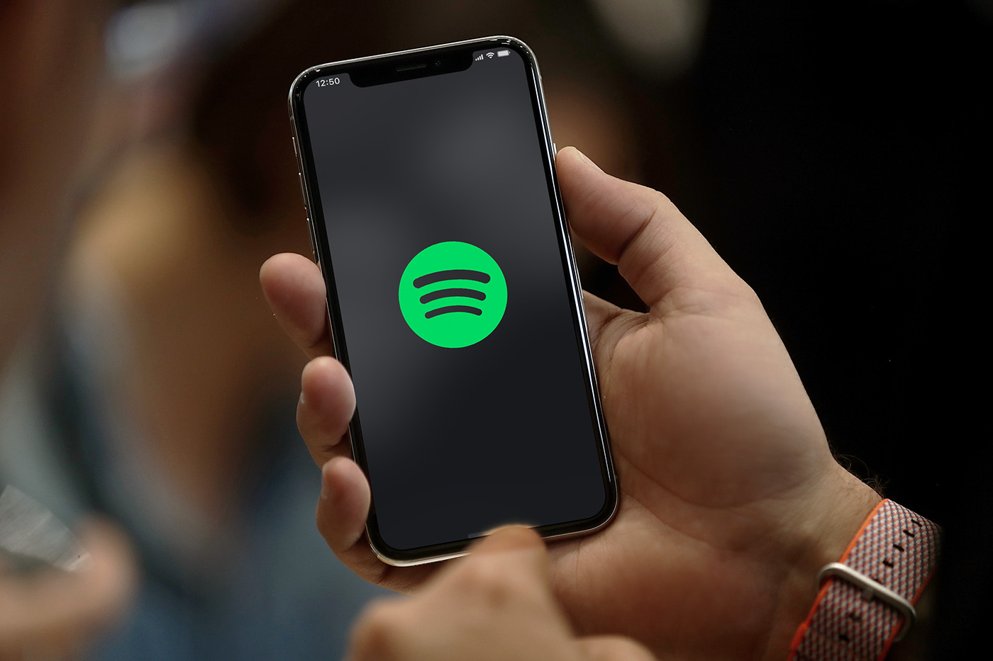 Spotify, iPhone kullanıcıları için çileye döndü