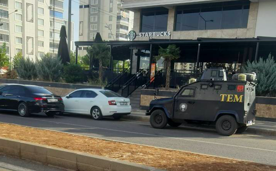 Diyarbakır'da polisten Starbucks ve Burger King nöbeti!