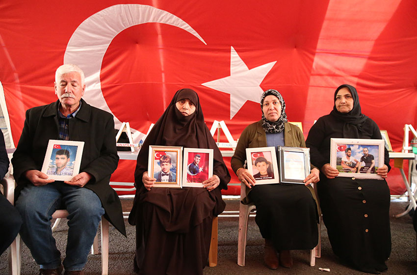 Diyarbakır anneleri yeni yılın ilk gününde de evlatları için nöbette