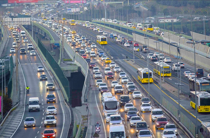 Yeni yılın ilk mesai günü! Trafik İstanbul’da kilitlendi…