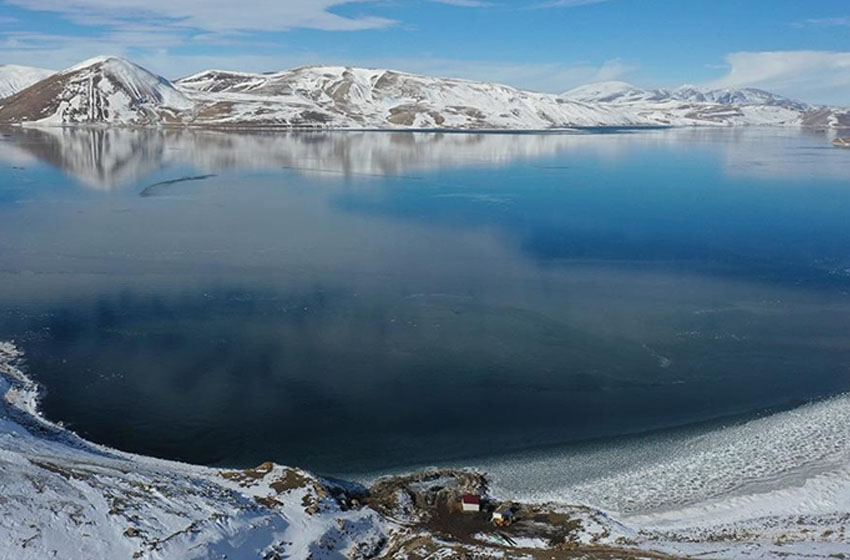 Ağrı'da yüzeyi buzla kaplanan Balık Gölü doğa tutkunlarını bekliyor