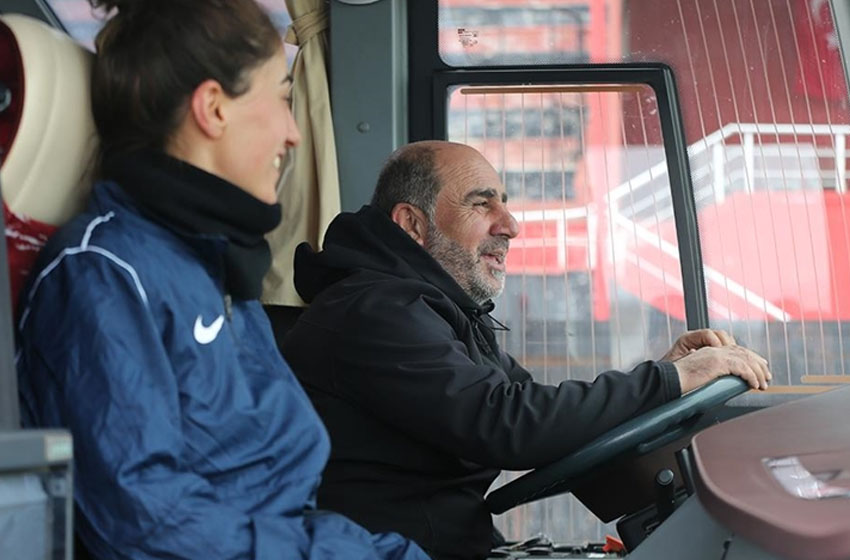 Kadın futbolcuların doğum günü sürprizi yaptığı takım otobüsü şoförü duygusal anlar yaşadı