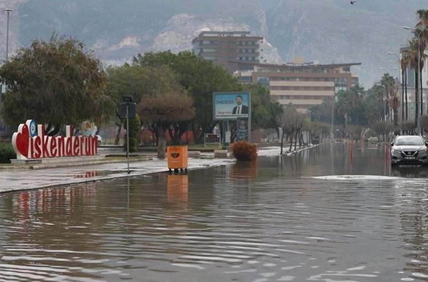 İskenderun'da su baskını! Yağmur sonrası İskenderun'u bastı... 2024 İskenderun su baskını