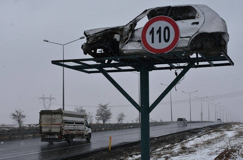 Erzurum'da sürücüler hasarlı araçlarla trafik kazalarına karşı uyarılıyor