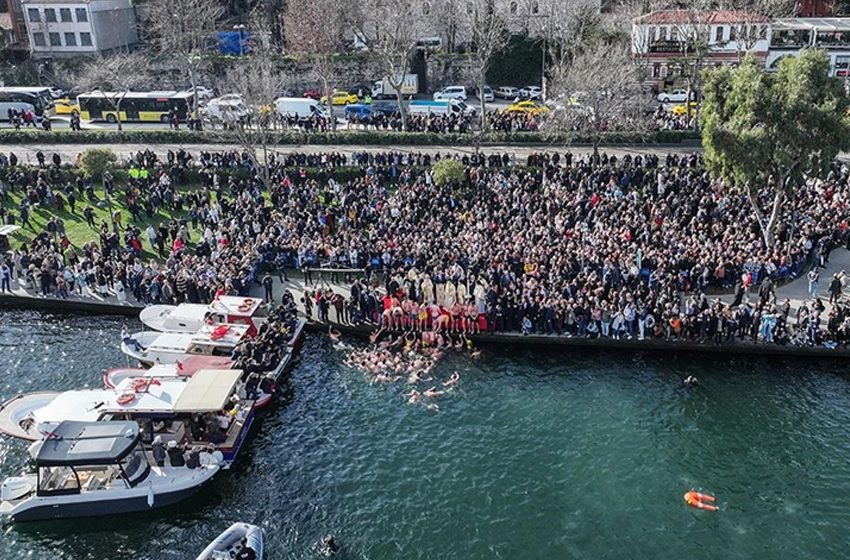 Haliç'te denizden haç çıkarma töreni düzenlendi