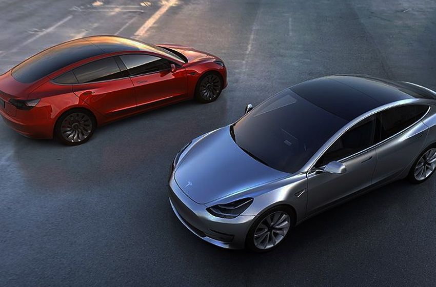 Tesla almak için iyi bir neden! Göle dönen yolda Tesla yüzdü…