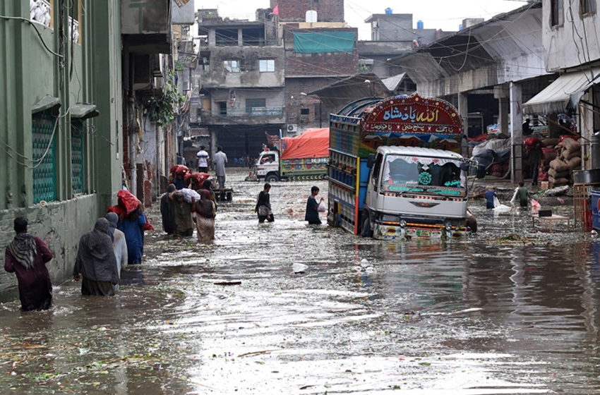 Pakistan'da şiddetli yağışların yol açtığı afet ve kazalarda 2 kişi öldü