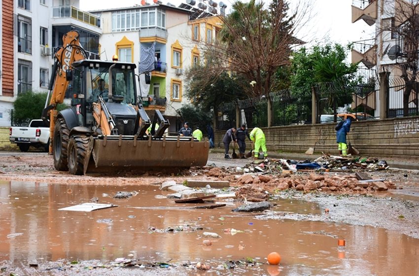 Antalya'da selden etkilenen bölgelerde temizlik başlatıldı