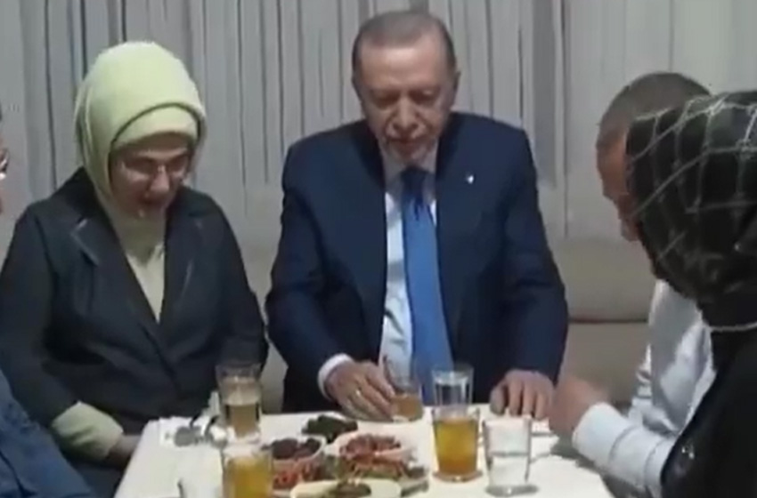 Cumhurbaşkanı Erdoğan ile eşinden iftar ziyareti! 