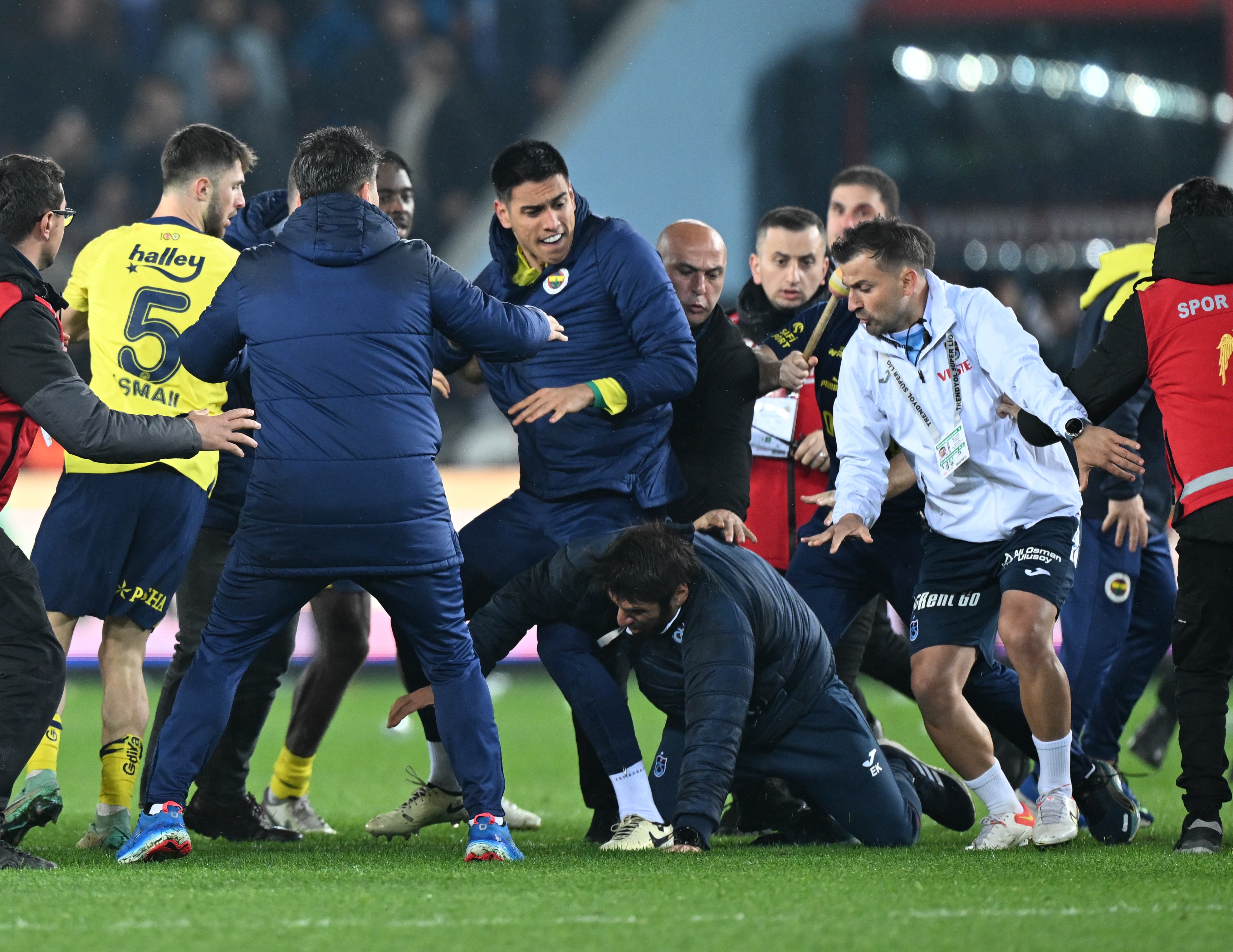 Trabzonsporlu futbolcudan itiraf! “Sahada bıçak gördüm!”