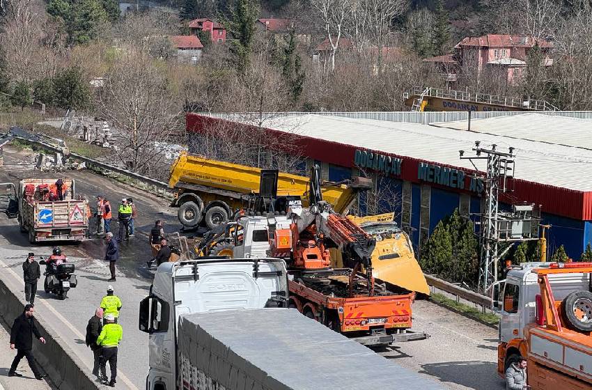 Sakarya'da bariyere çarpan tır ulaşımı aksattı