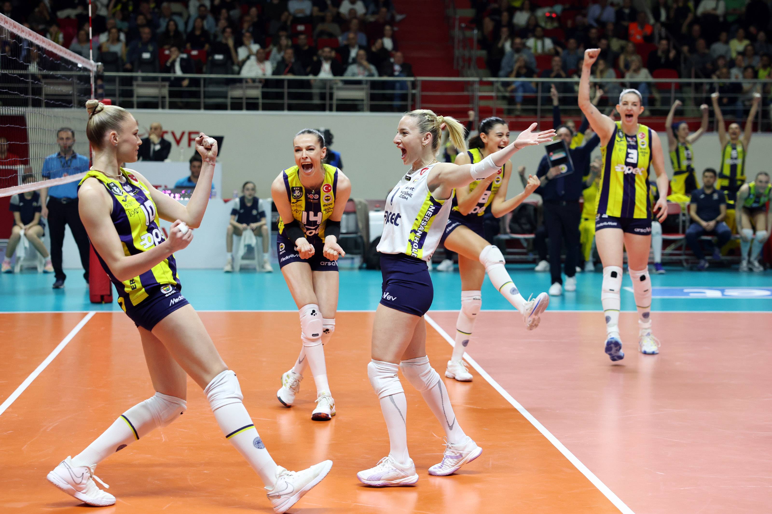 Tam 27 sayı yaptı! Arina, Fenerbahçe’yi liderliğe uçurdu!