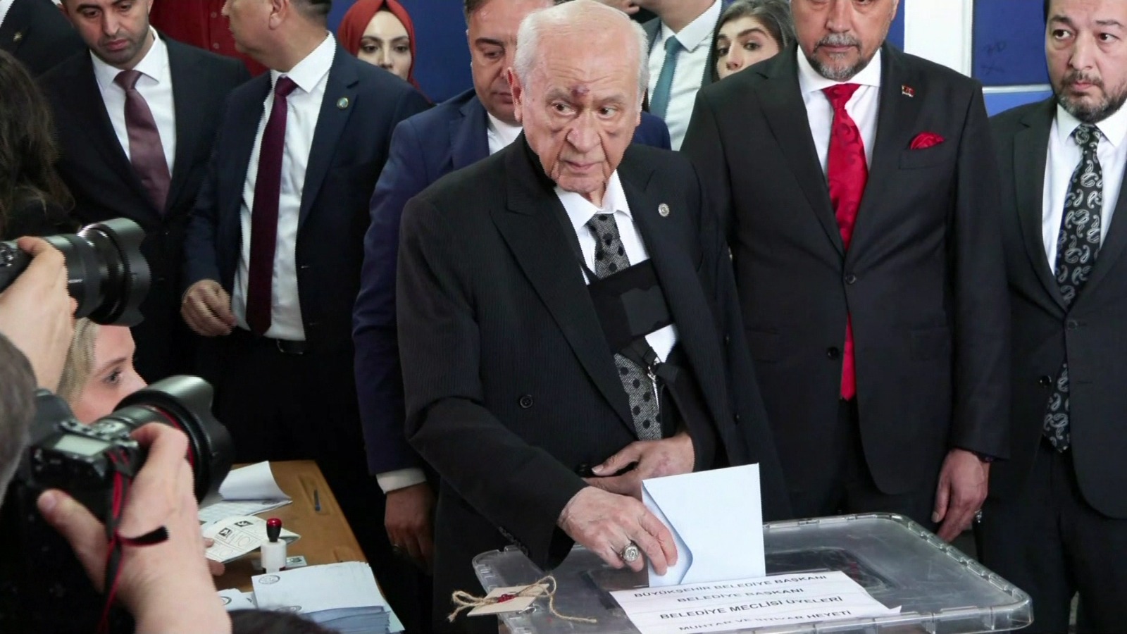 Devlet Bahçeli, 'yüzü mosmor' biçimde oyunu kullandı