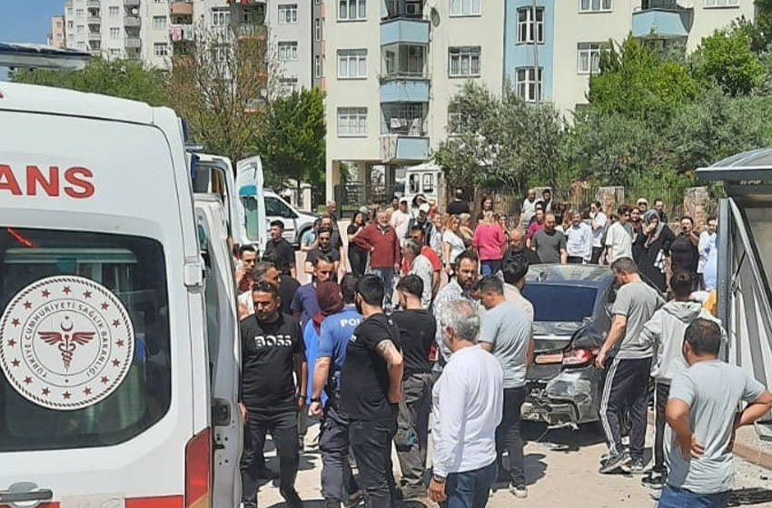 Adana'da otomobil durağa daldı: Yaralılar var