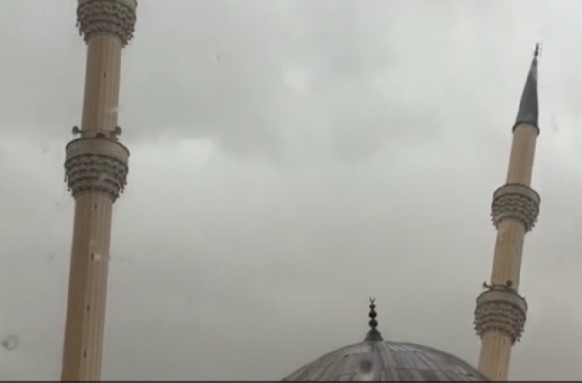 Çankırı'da fırtınada  bir caminin minaresi yıkıldı.