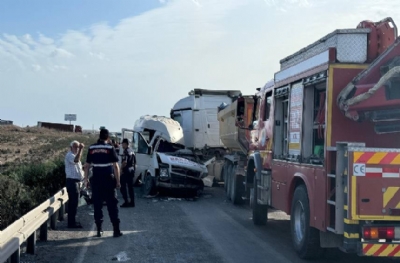 Adana'da feci kaza! Tır ile servis minibüsü çarpıştı